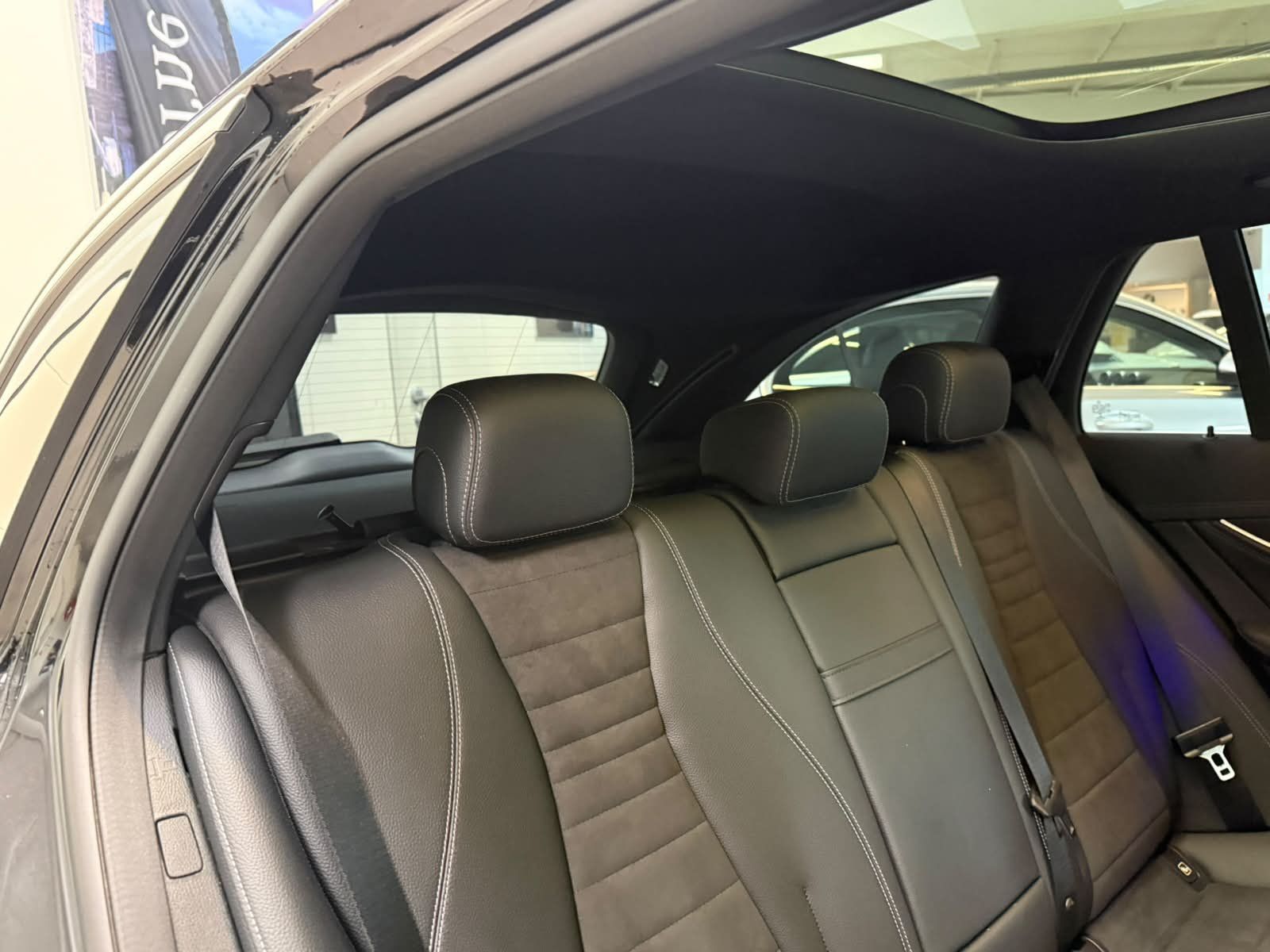 Fahrzeugabbildung Mercedes-Benz E 200 T AMG PANO+AHK+MBUXHIGH+EASYPACK+AMBI+LED