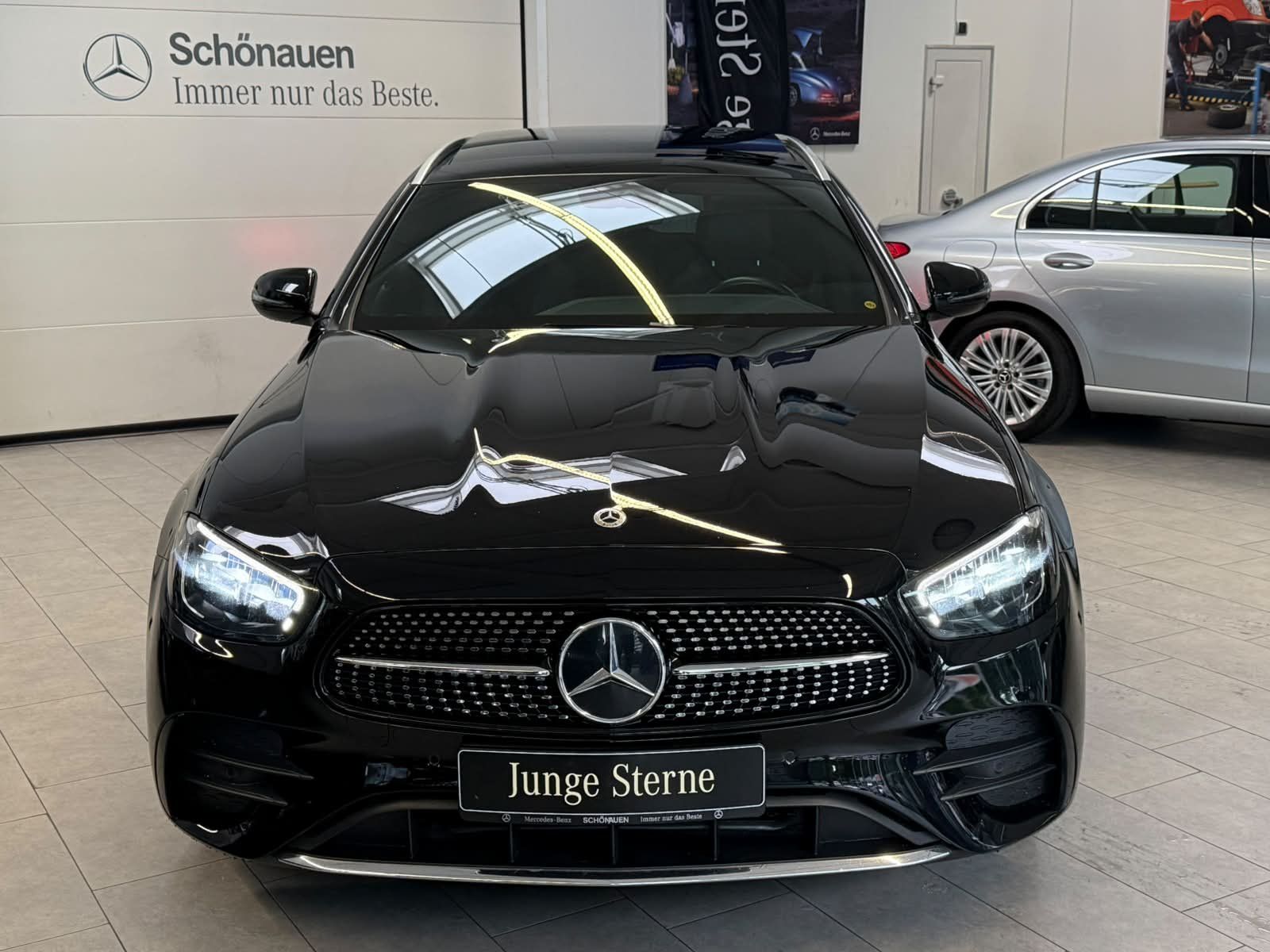 Fahrzeugabbildung Mercedes-Benz E 200 T AMG PANO+AHK+MBUXHIGH+EASYPACK+AMBI+LED