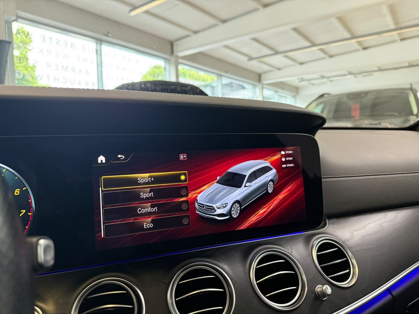 Fahrzeugabbildung Mercedes-Benz E 200 T AMG PANO+AHK+MBUXHIGH+EASYPACK+AMBI+LED