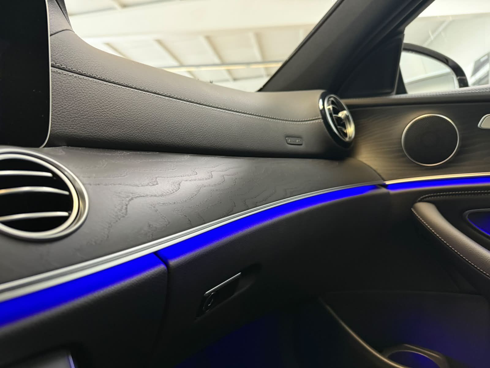 Fahrzeugabbildung Mercedes-Benz E 200 T AMG PANO+AHK+MBUXHIGH+EASYPACK+AMBI+LED