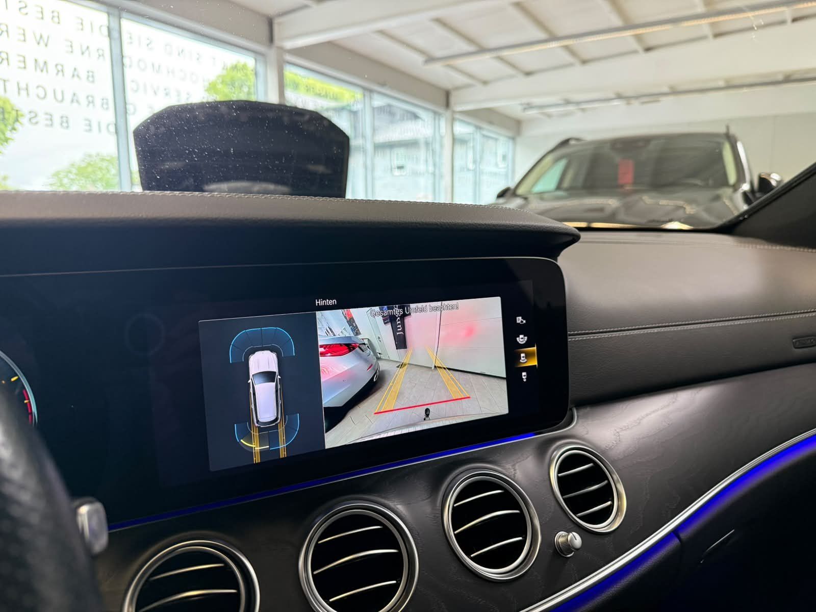 Fahrzeugabbildung Mercedes-Benz E 200 T AMG PANO+AHK+MBUXHIGH+EASYPACK+AMBI+LED