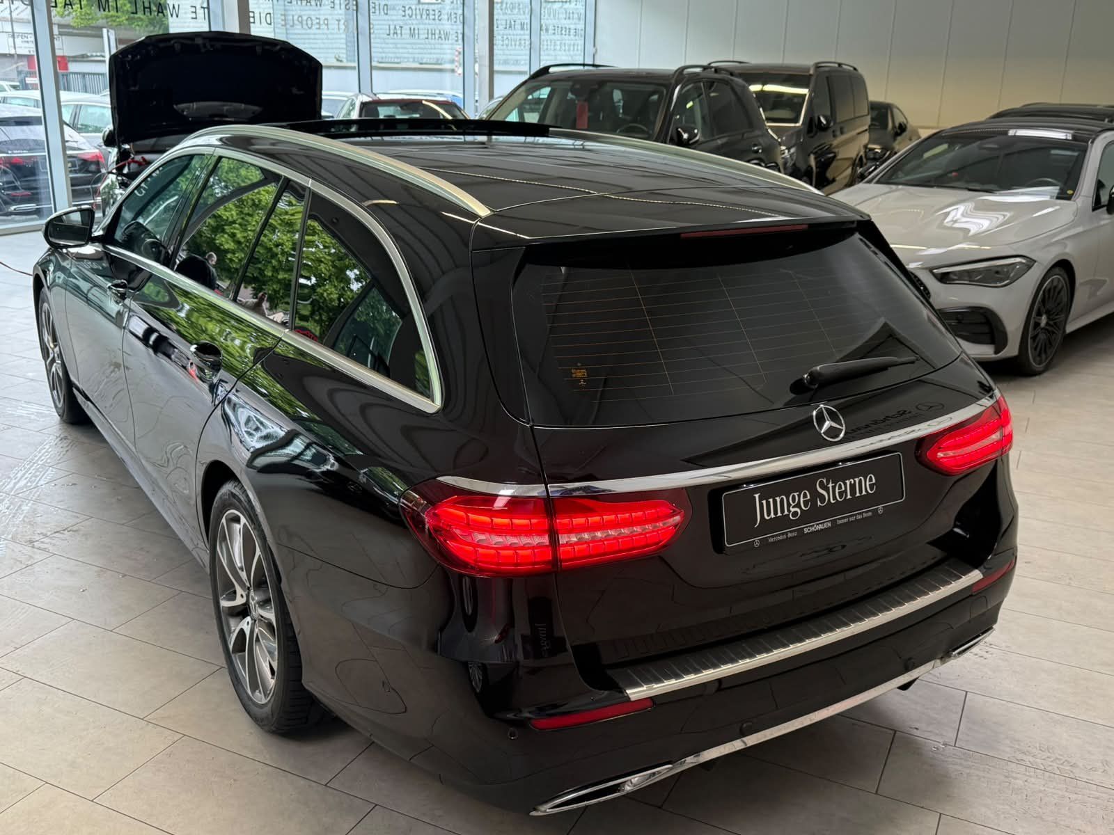 Fahrzeugabbildung Mercedes-Benz E 200 T AMG PANO+AHK+MBUXHIGH+EASYPACK+AMBI+LED