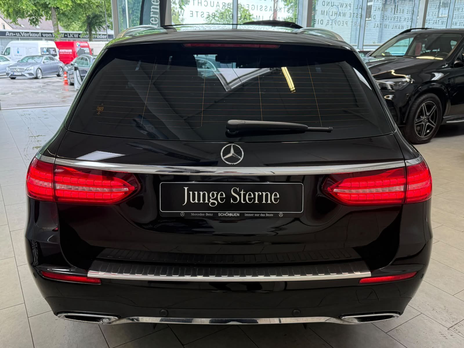 Fahrzeugabbildung Mercedes-Benz E 200 T AMG PANO+AHK+MBUXHIGH+EASYPACK+AMBI+LED