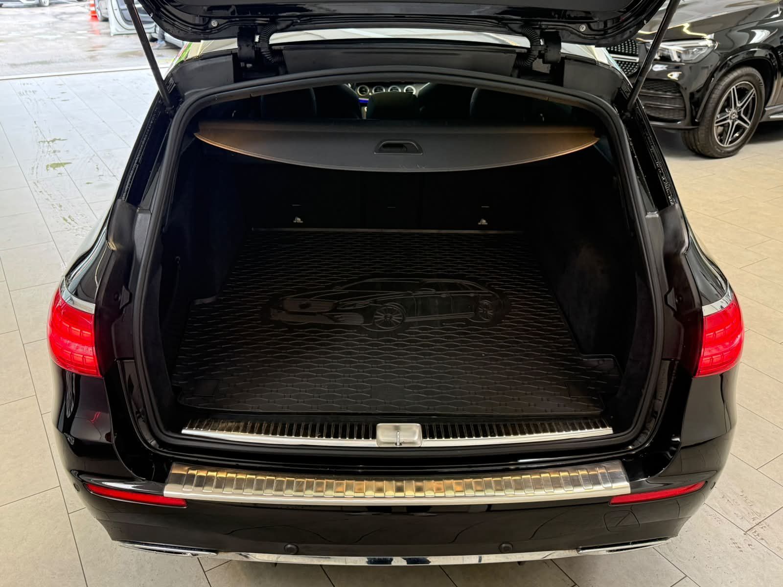 Fahrzeugabbildung Mercedes-Benz E 200 T AMG PANO+AHK+MBUXHIGH+EASYPACK+AMBI+LED