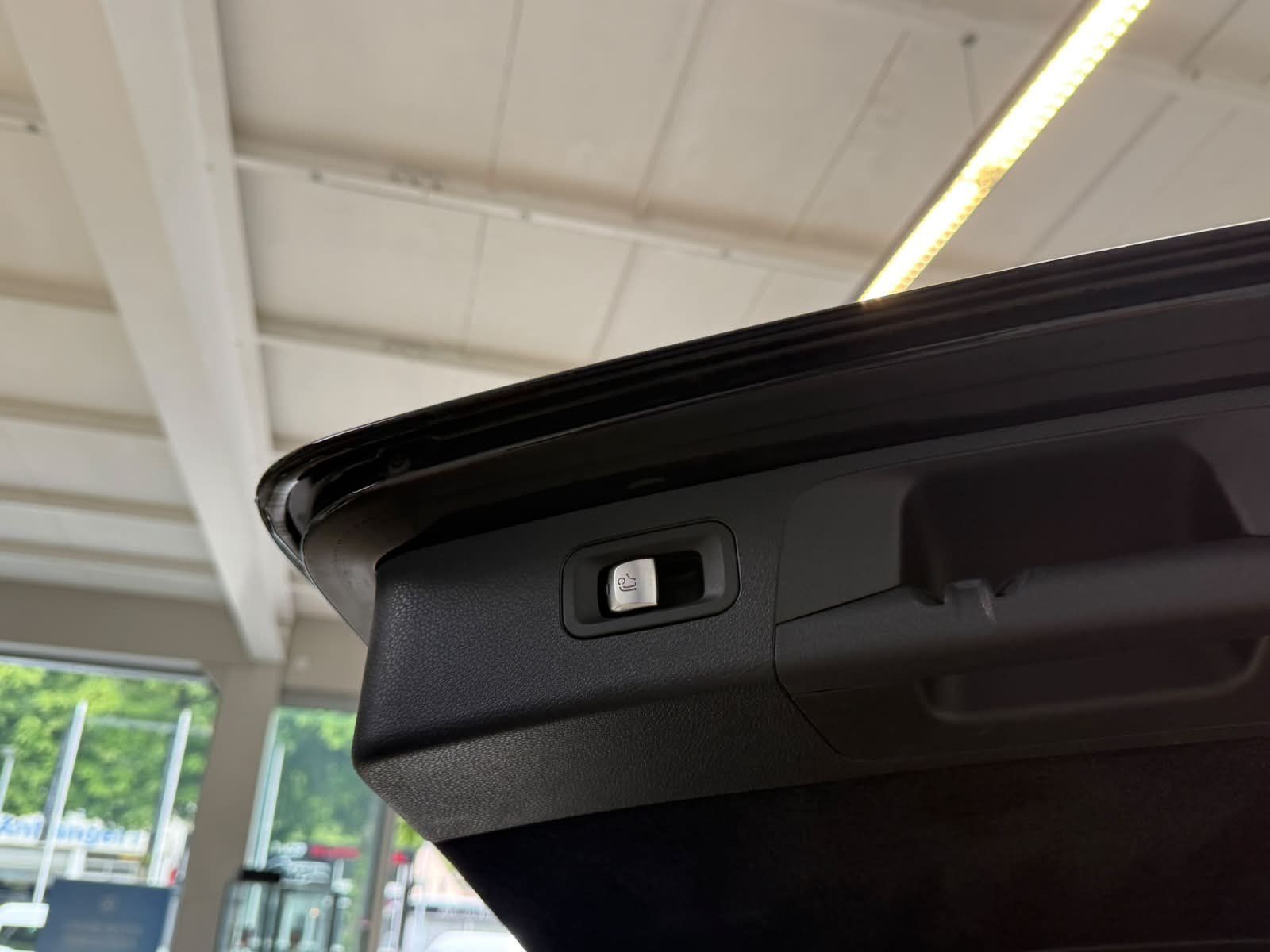 Fahrzeugabbildung Mercedes-Benz E 200 T AMG PANO+AHK+MBUXHIGH+EASYPACK+AMBI+LED