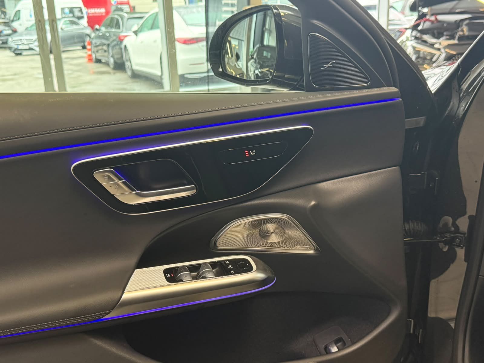 Fahrzeugabbildung Mercedes-Benz E 220 d T AMG ADV. BURM4D+AHK+DISTR+KEYLESS+DAB