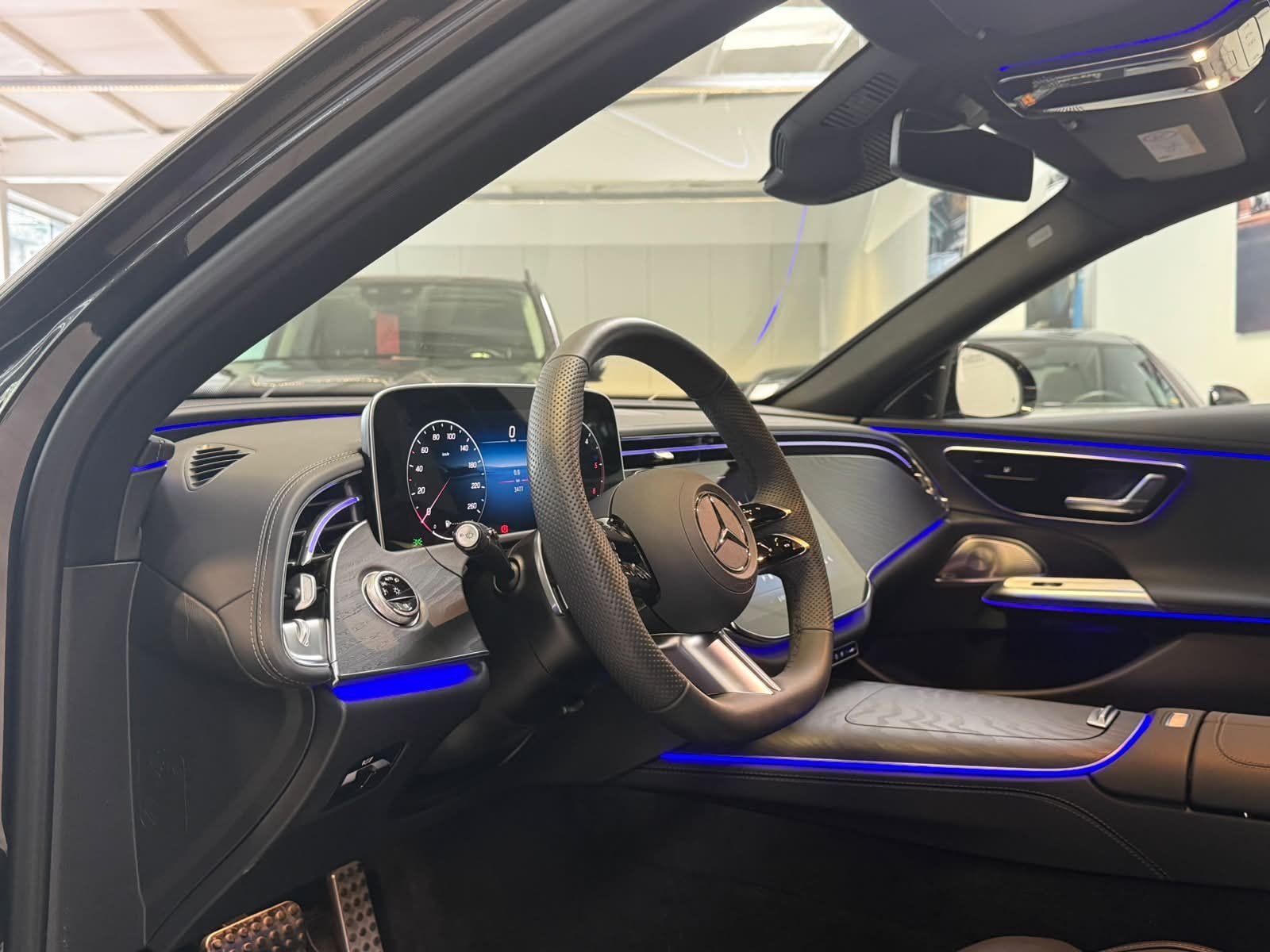 Fahrzeugabbildung Mercedes-Benz E 220 d T AMG ADV. BURM4D+AHK+DISTR+KEYLESS+DAB