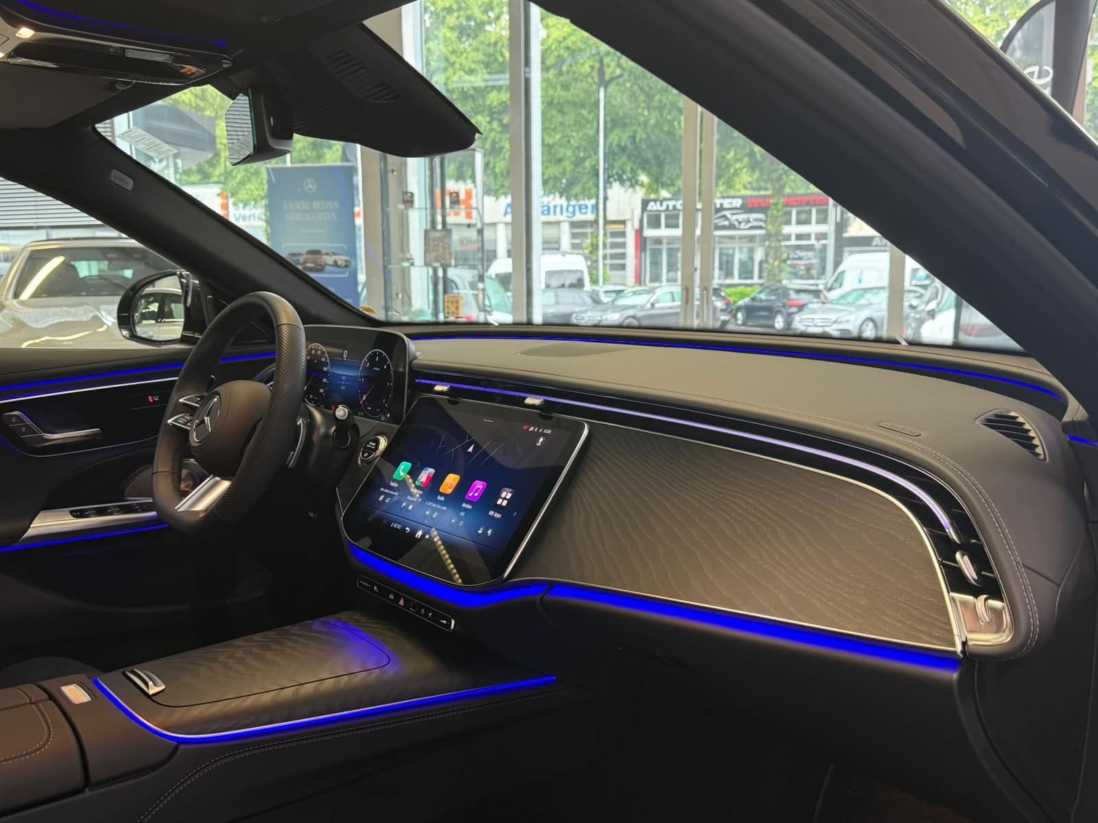 Fahrzeugabbildung Mercedes-Benz E 220 d T AMG ADV. BURM4D+AHK+DISTR+KEYLESS+DAB