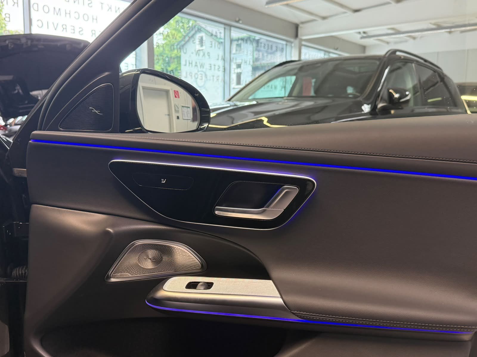 Fahrzeugabbildung Mercedes-Benz E 220 d T AMG ADV. BURM4D+AHK+DISTR+KEYLESS+DAB