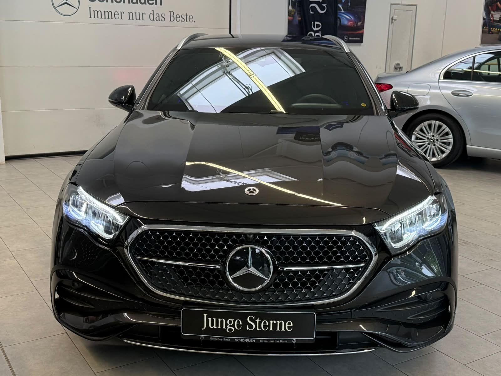 Fahrzeugabbildung Mercedes-Benz E 220 d T AMG ADV. BURM4D+AHK+DISTR+KEYLESS+DAB