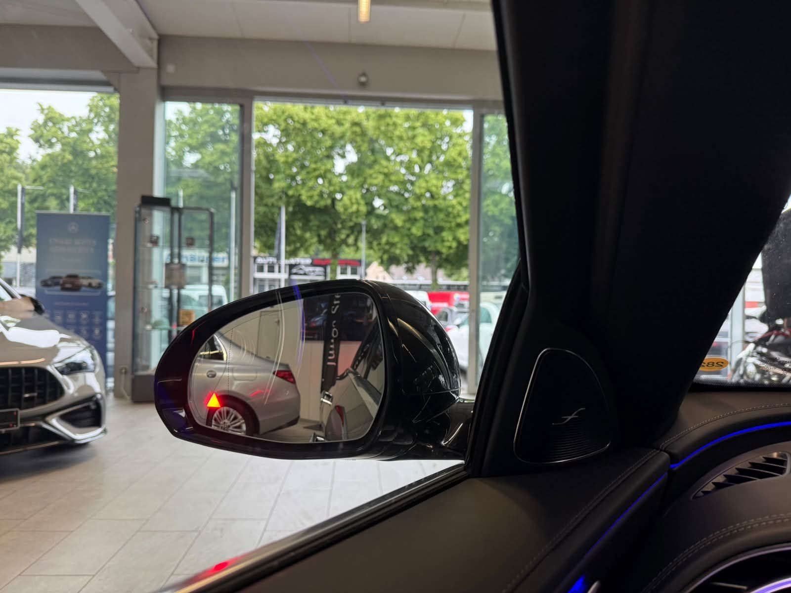Fahrzeugabbildung Mercedes-Benz E 220 d T AMG ADV. BURM4D+AHK+DISTR+KEYLESS+DAB