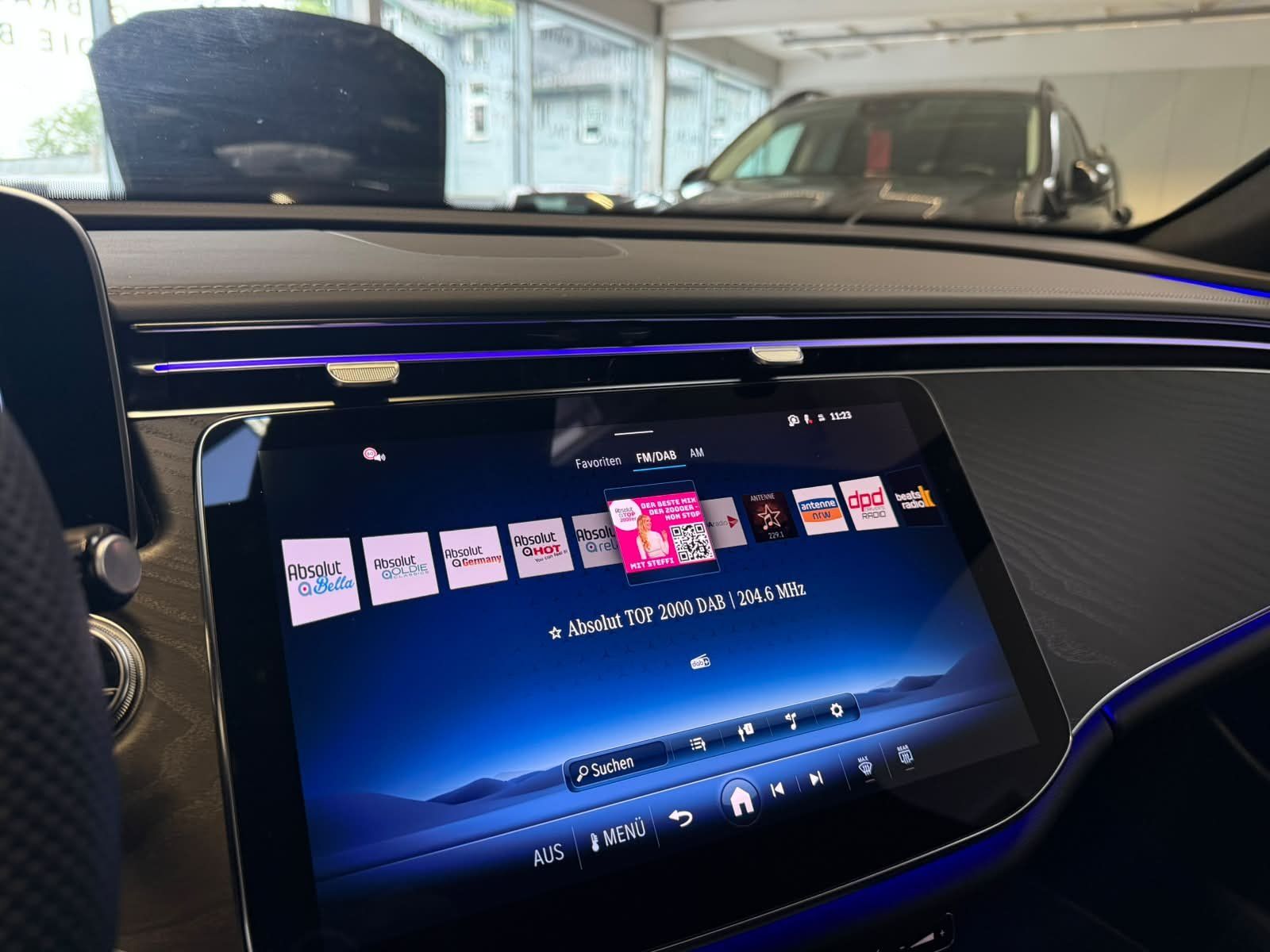 Fahrzeugabbildung Mercedes-Benz E 220 d T AMG ADV. BURM4D+AHK+DISTR+KEYLESS+DAB