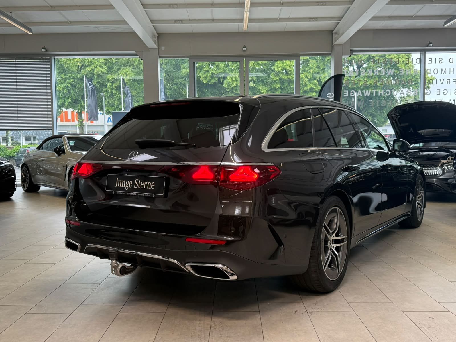 Fahrzeugabbildung Mercedes-Benz E 220 d T AMG ADV. BURM4D+AHK+DISTR+KEYLESS+DAB