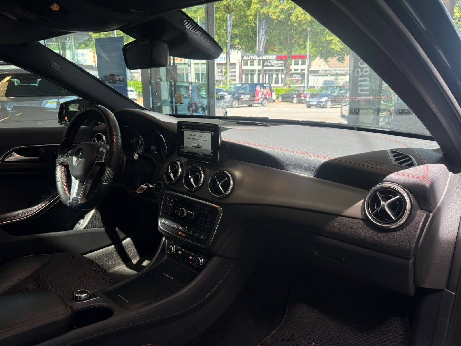 Fahrzeugabbildung Mercedes-Benz GLA 220 4M AMG+PANO+HARMAN / NUR AN GEWERBE!