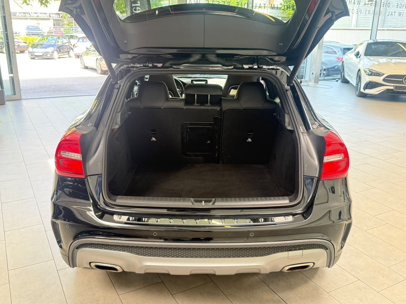 Fahrzeugabbildung Mercedes-Benz GLA 220 4M AMG+PANO+HARMAN / NUR AN GEWERBE!