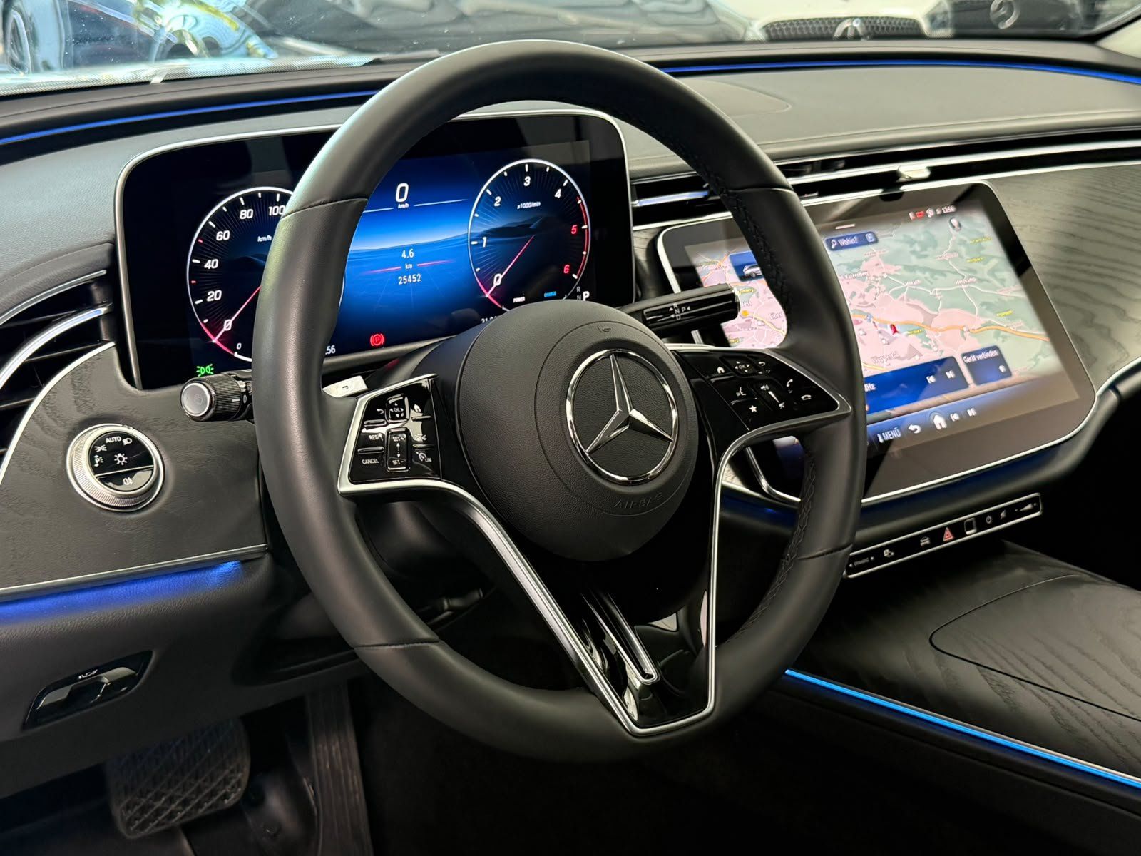 Fahrzeugabbildung Mercedes-Benz E 220d T Avantgarde DISTR+AHK+KAMERA+KEYLESS+LED