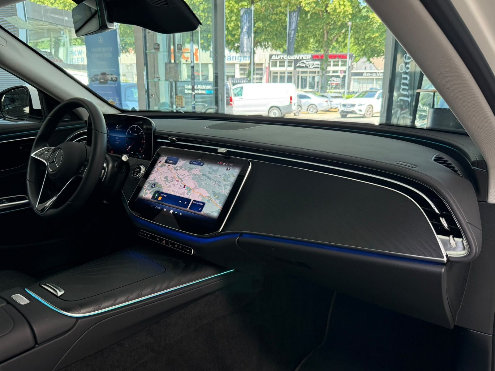 Fahrzeugabbildung Mercedes-Benz E 220d T Avantgarde DISTR+AHK+KAMERA+KEYLESS+LED