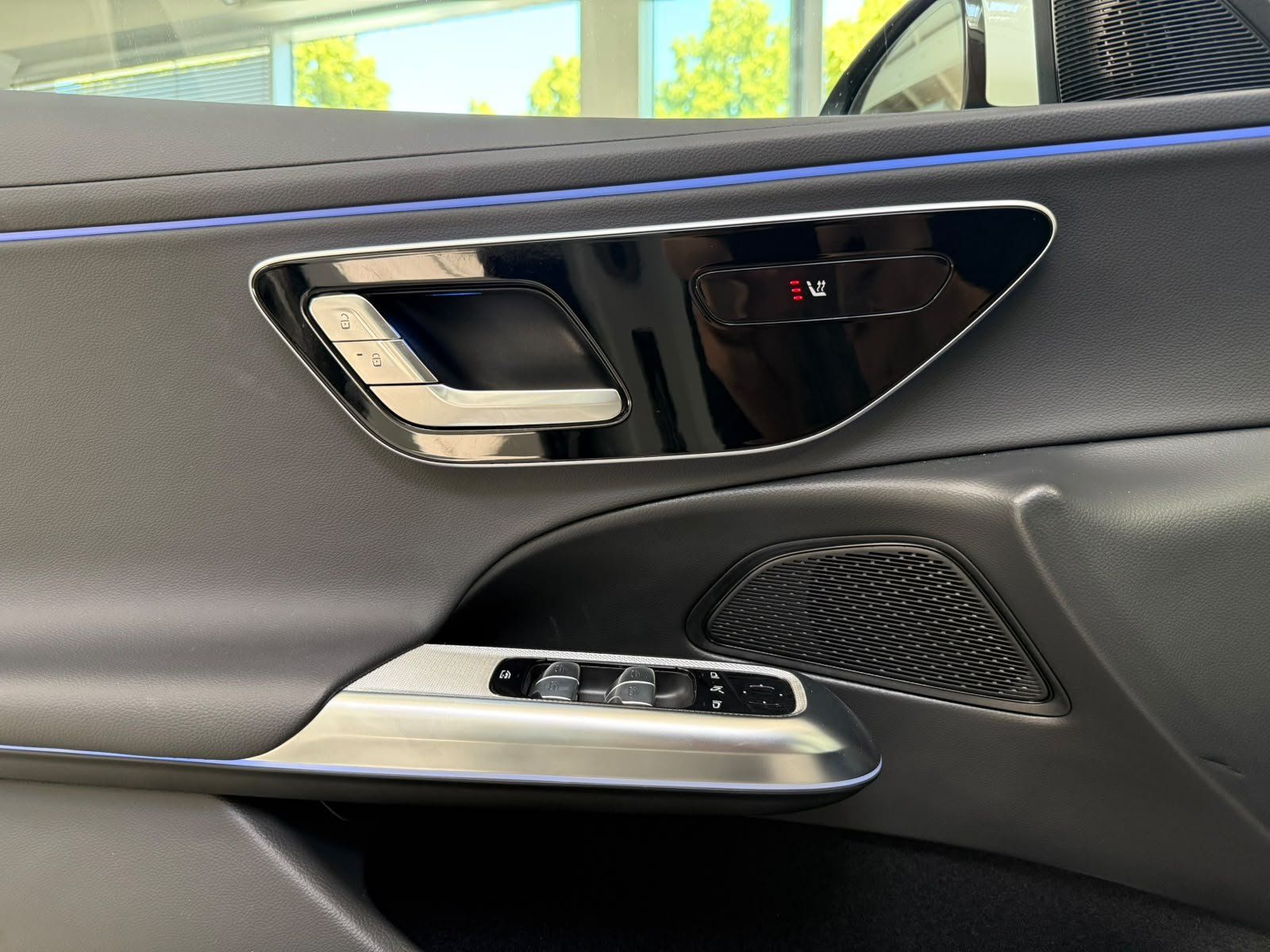 Fahrzeugabbildung Mercedes-Benz E 220d T Avantgarde DISTR+AHK+KAMERA+KEYLESS+LED
