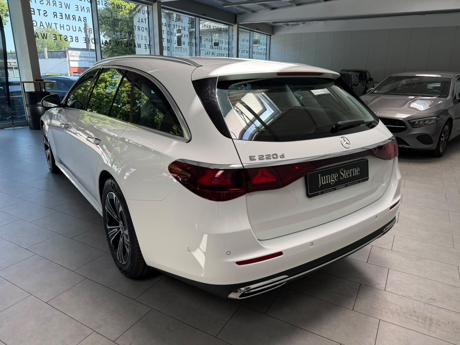 Fahrzeugabbildung Mercedes-Benz E 220d T Avantgarde DISTR+AHK+KAMERA+KEYLESS+LED