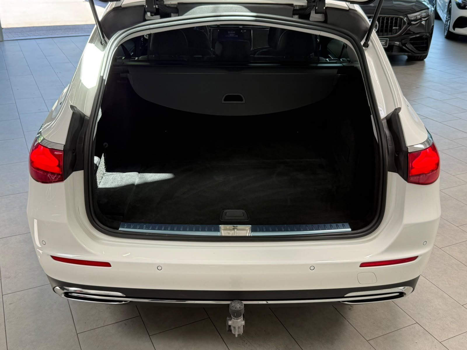 Fahrzeugabbildung Mercedes-Benz E 220d T Avantgarde DISTR+AHK+KAMERA+KEYLESS+LED