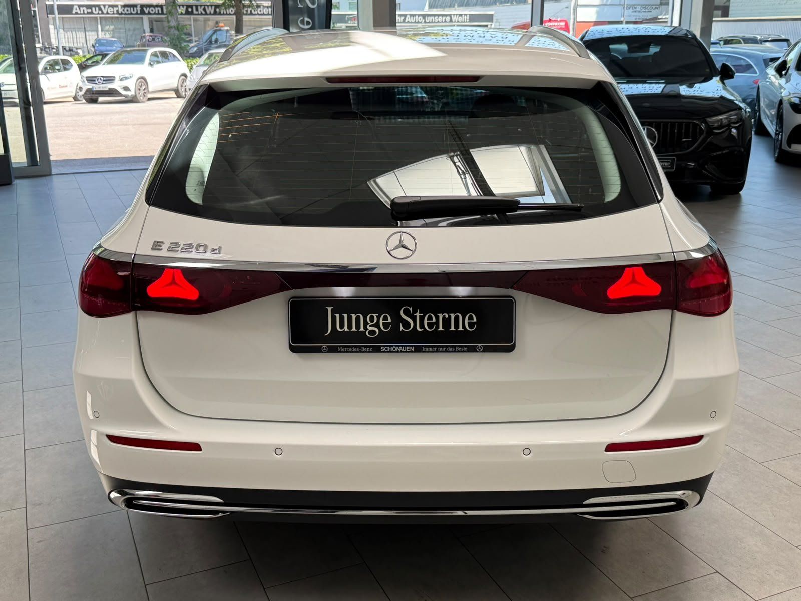Fahrzeugabbildung Mercedes-Benz E 220d T Avantgarde DISTR+AHK+KAMERA+KEYLESS+LED