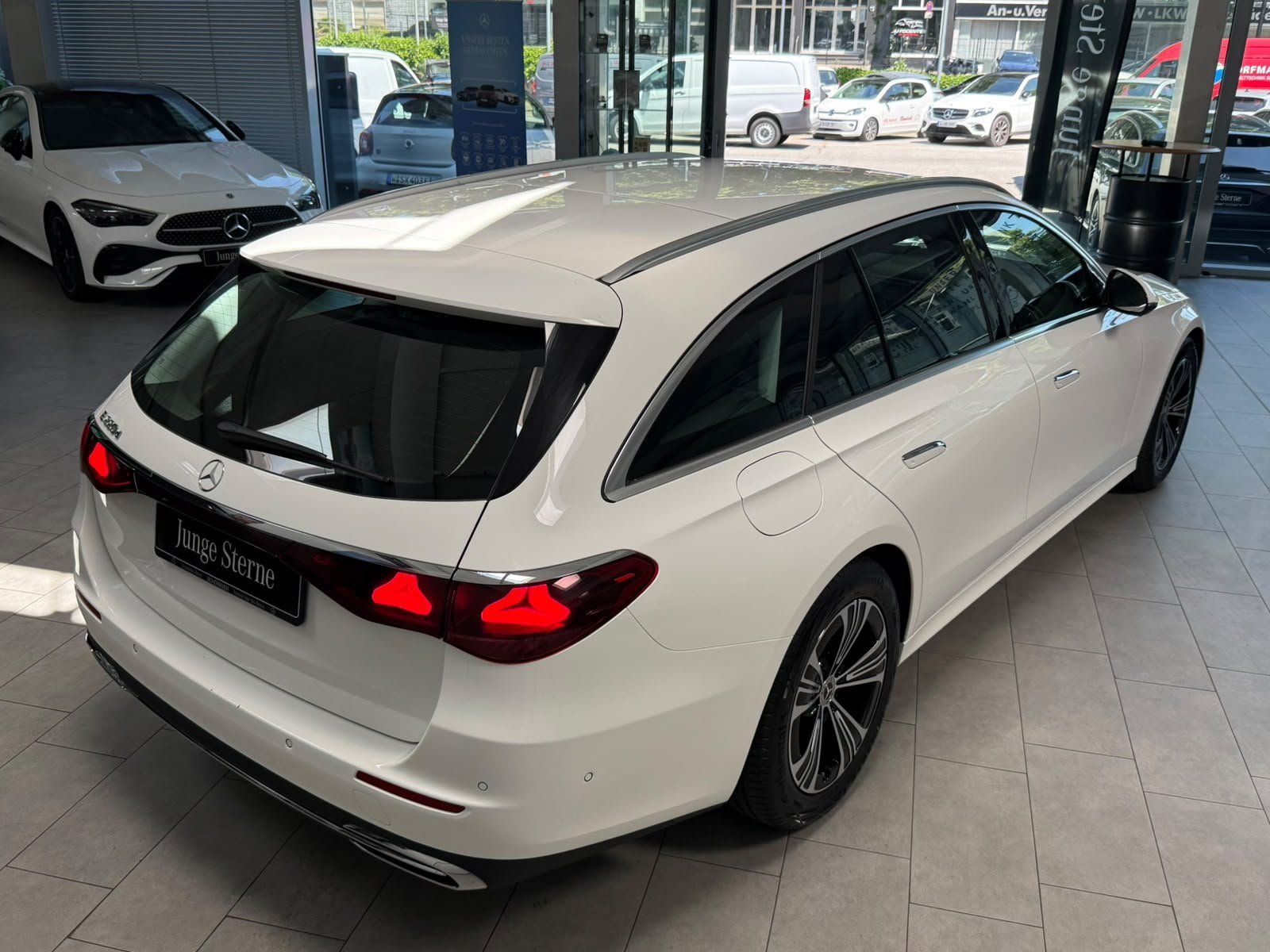 Fahrzeugabbildung Mercedes-Benz E 220d T Avantgarde DISTR+AHK+KAMERA+KEYLESS+LED