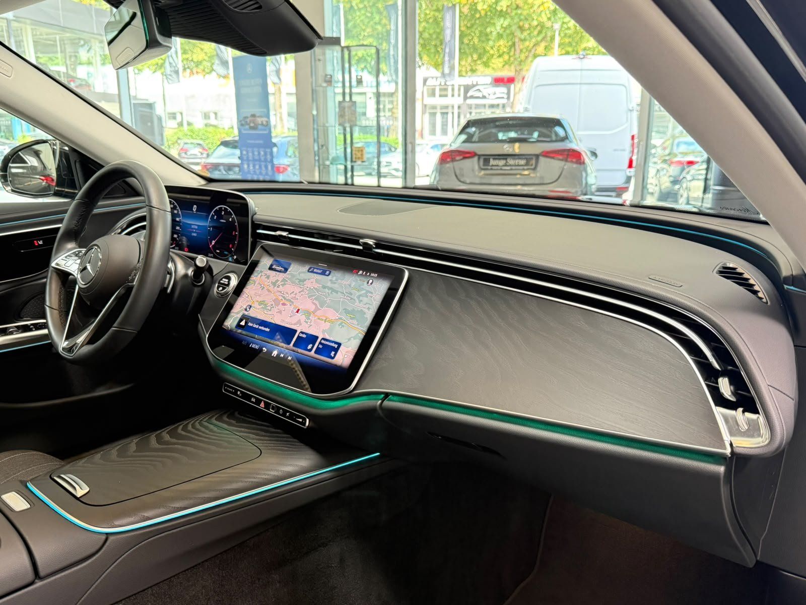 Fahrzeugabbildung Mercedes-Benz E 220d T Avantgarde DISTR+PANO+AHK+KEYLESS+LED