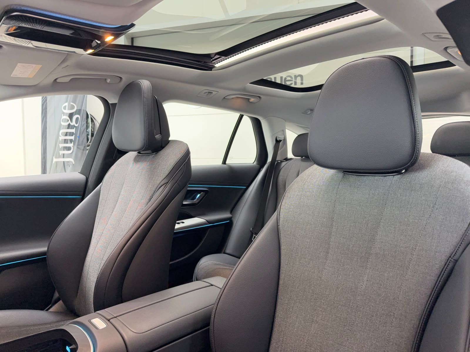Fahrzeugabbildung Mercedes-Benz E 220d T Avantgarde DISTR+PANO+AHK+KEYLESS+LED