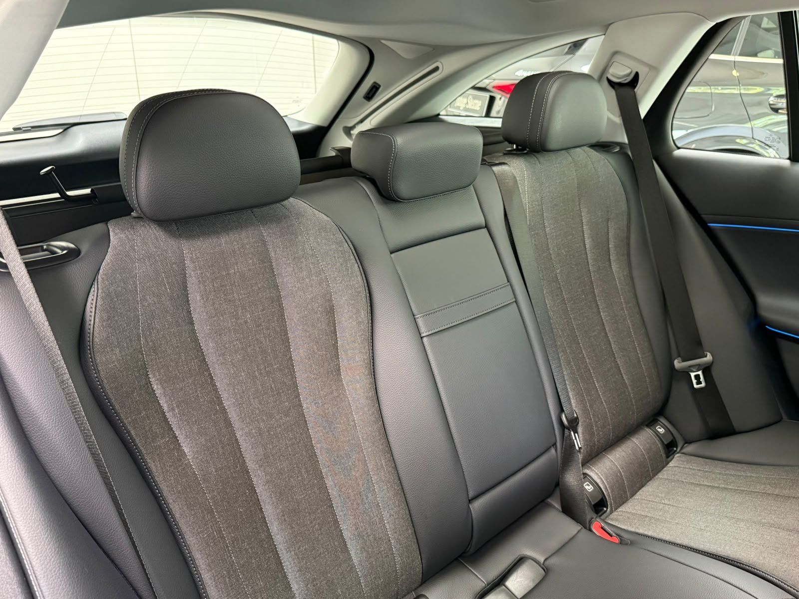 Fahrzeugabbildung Mercedes-Benz E 220d T Avantgarde DISTR+PANO+AHK+KEYLESS+LED