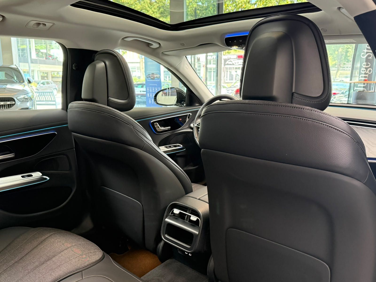 Fahrzeugabbildung Mercedes-Benz E 220d T Avantgarde DISTR+PANO+AHK+KEYLESS+LED