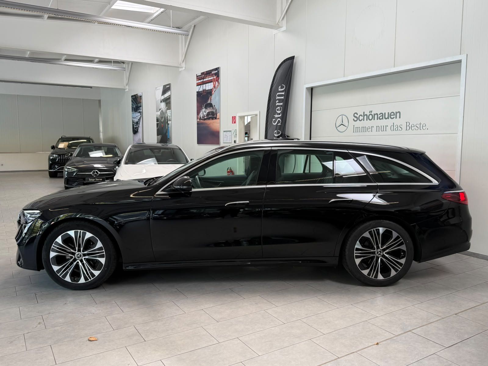 Fahrzeugabbildung Mercedes-Benz E 220d T Avantgarde DISTR+PANO+AHK+KEYLESS+LED