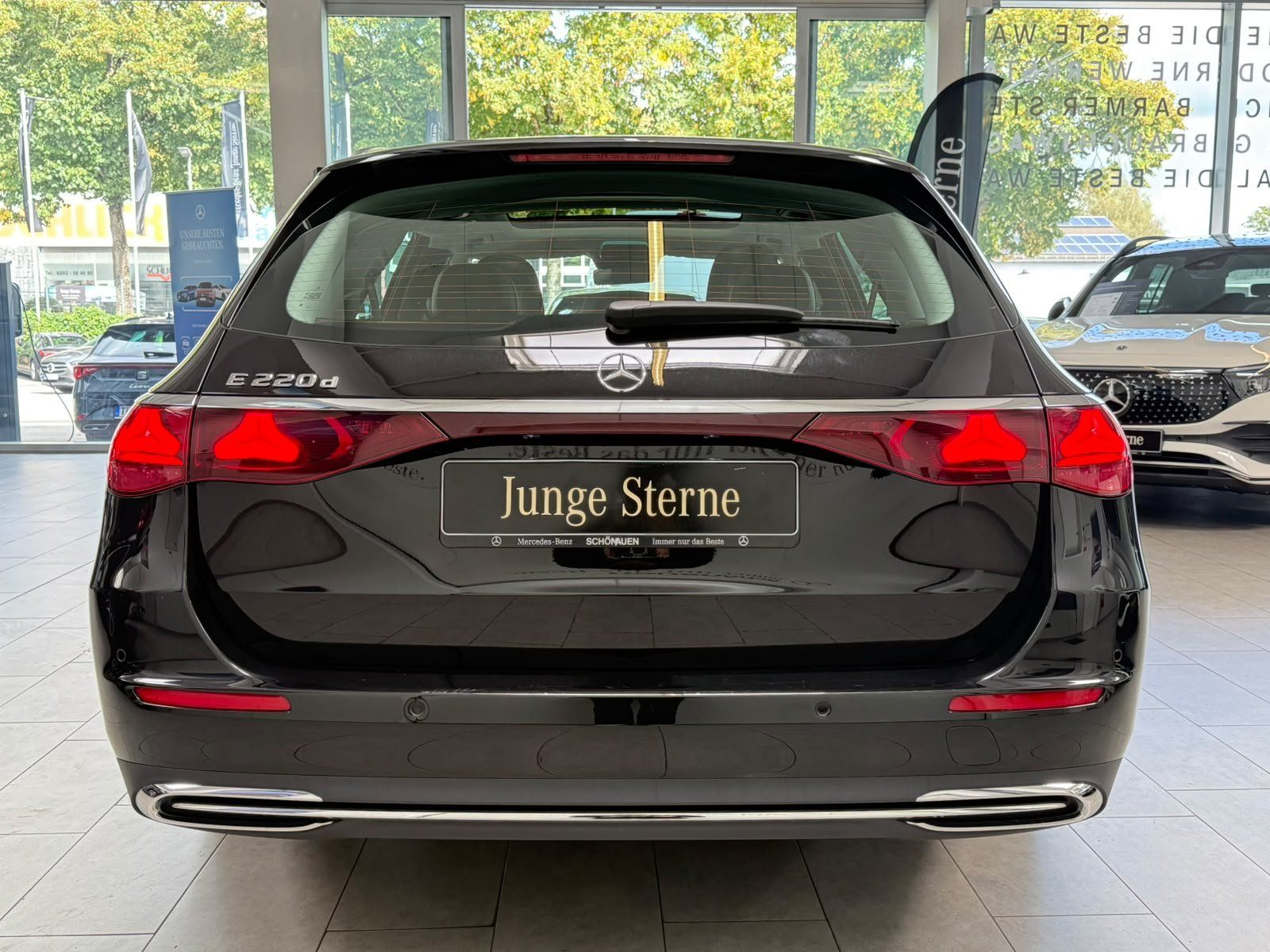 Fahrzeugabbildung Mercedes-Benz E 220d T Avantgarde DISTR+PANO+AHK+KEYLESS+LED