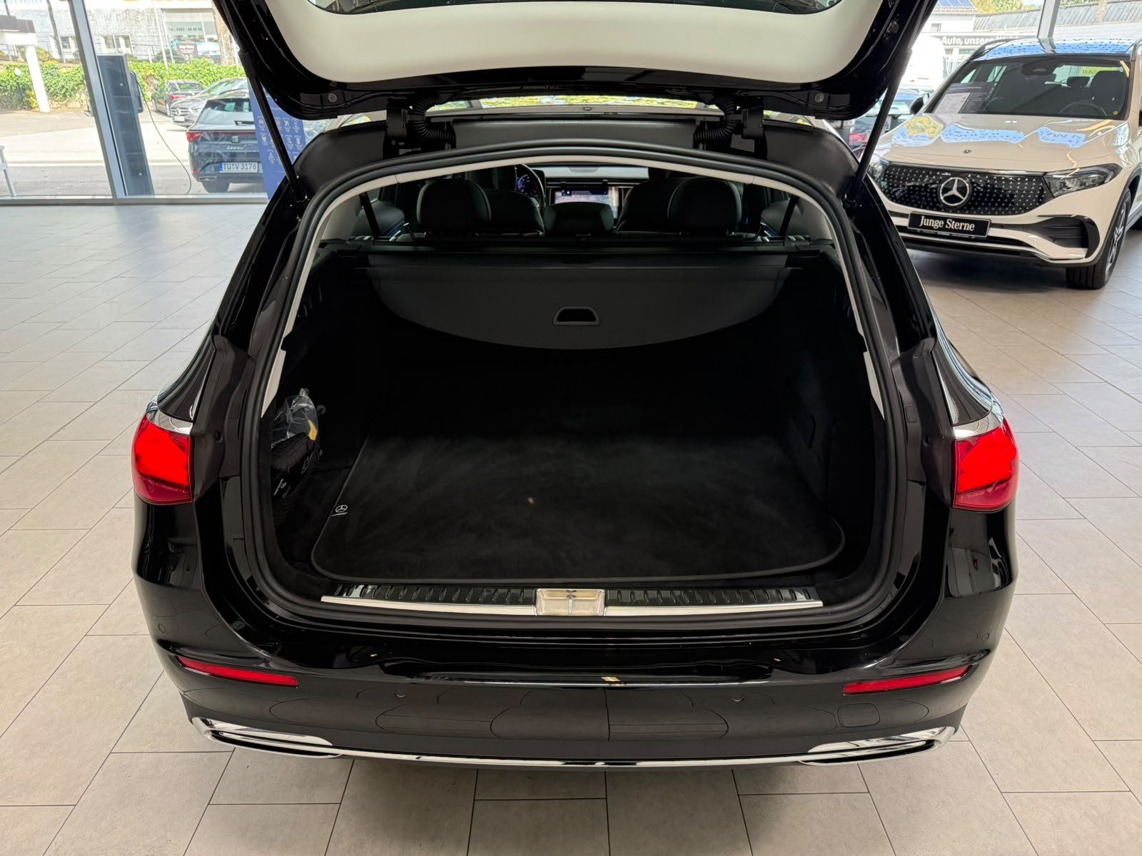 Fahrzeugabbildung Mercedes-Benz E 220d T Avantgarde DISTR+PANO+AHK+KEYLESS+LED