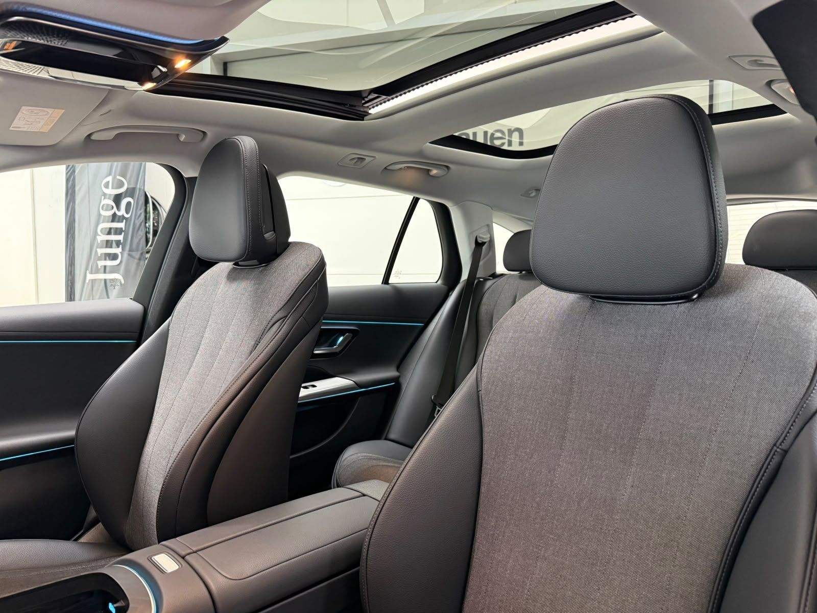 Fahrzeugabbildung Mercedes-Benz E 220d T Avantgarde DISTR+PANO+AHK+KEYLESS+LED
