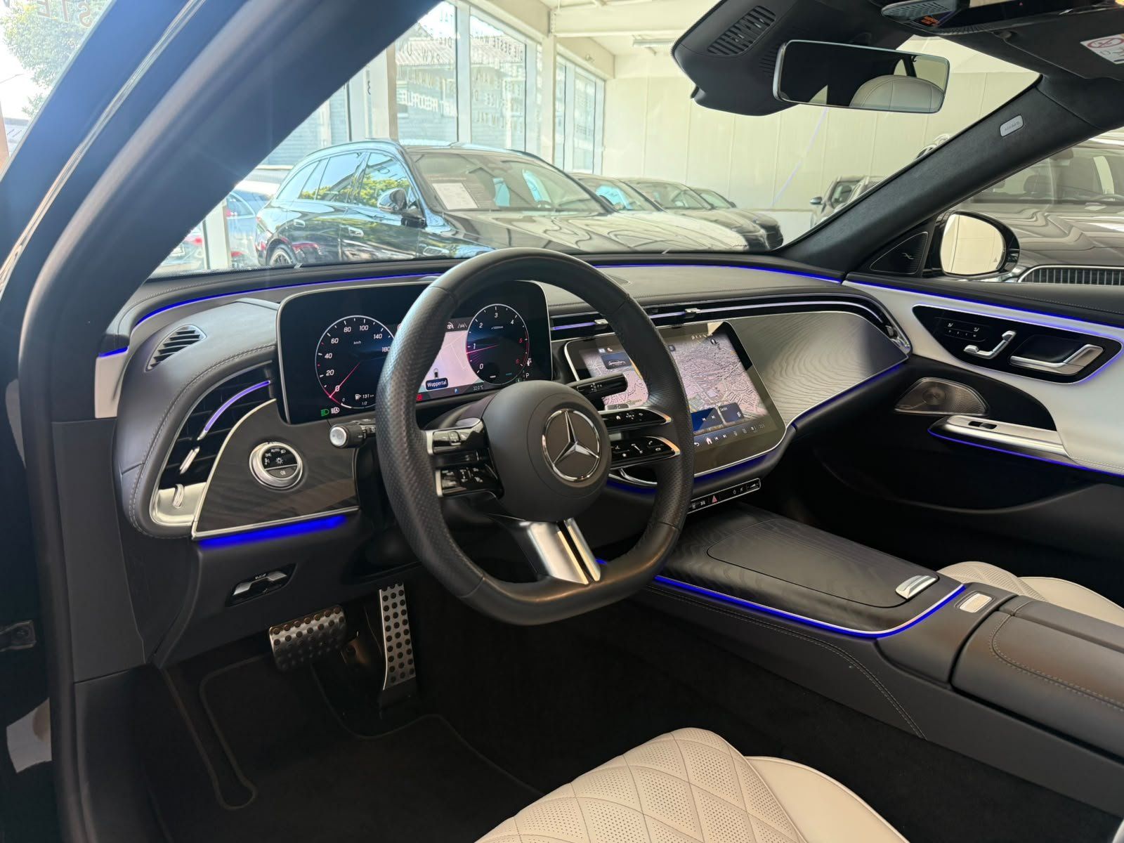 Fahrzeugabbildung Mercedes-Benz E 450d 4M T AMG+STDHZ+HUD+PANO+AIRMATIC+BURM4D