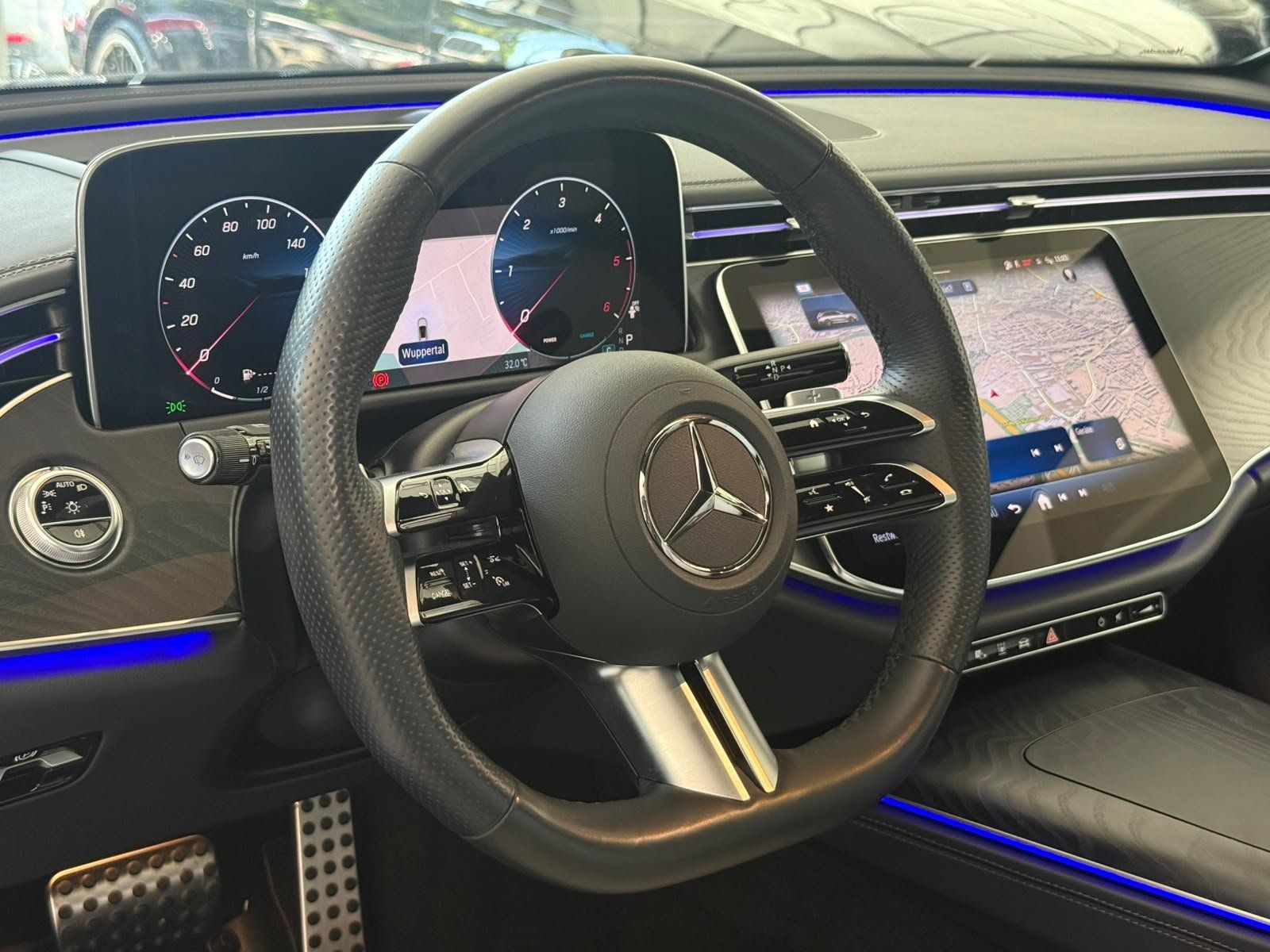 Fahrzeugabbildung Mercedes-Benz E 450d 4M T AMG+STDHZ+HUD+PANO+AIRMATIC+BURM4D