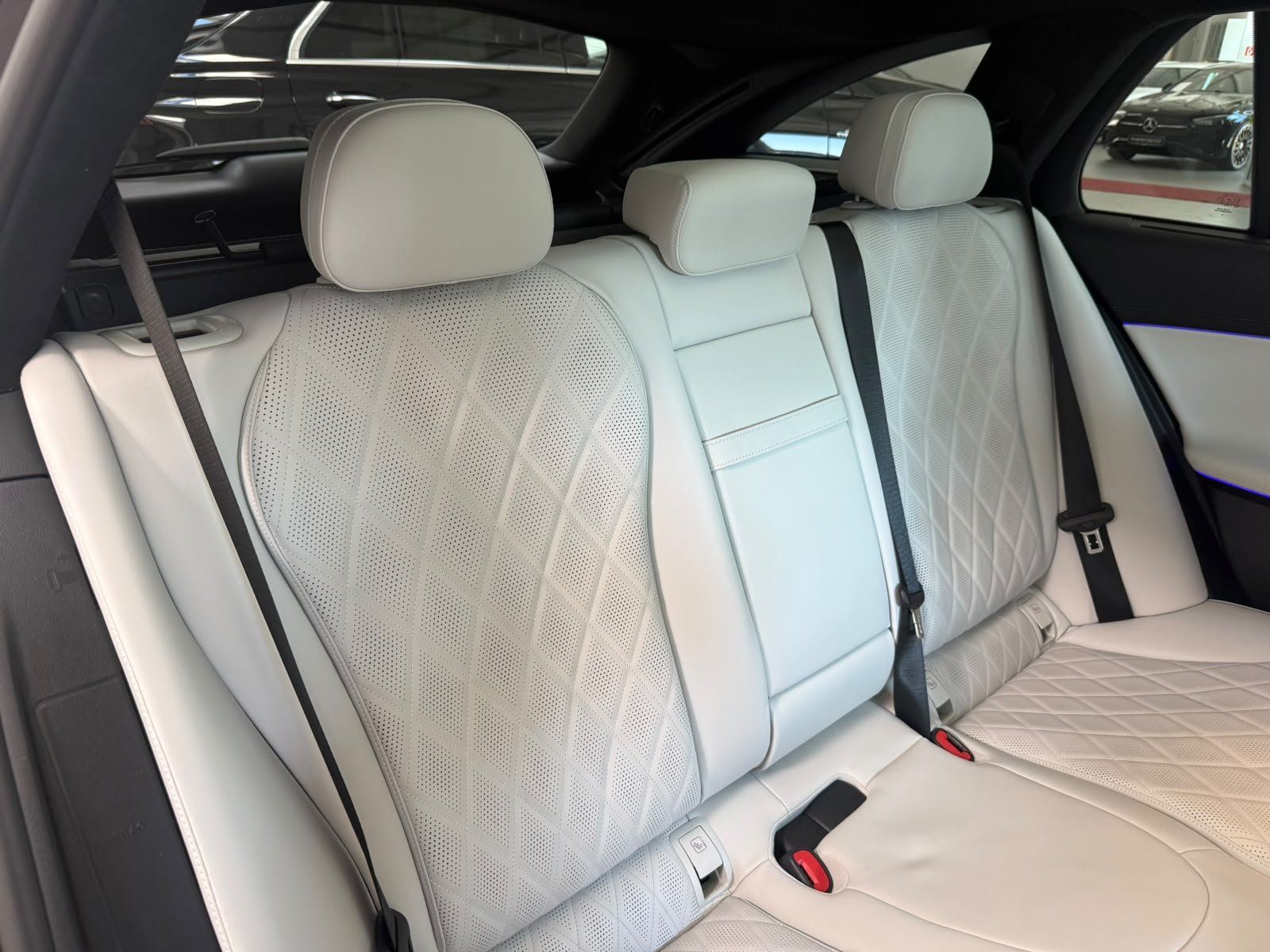 Fahrzeugabbildung Mercedes-Benz E 450d 4M T AMG+STDHZ+HUD+PANO+AIRMATIC+BURM4D