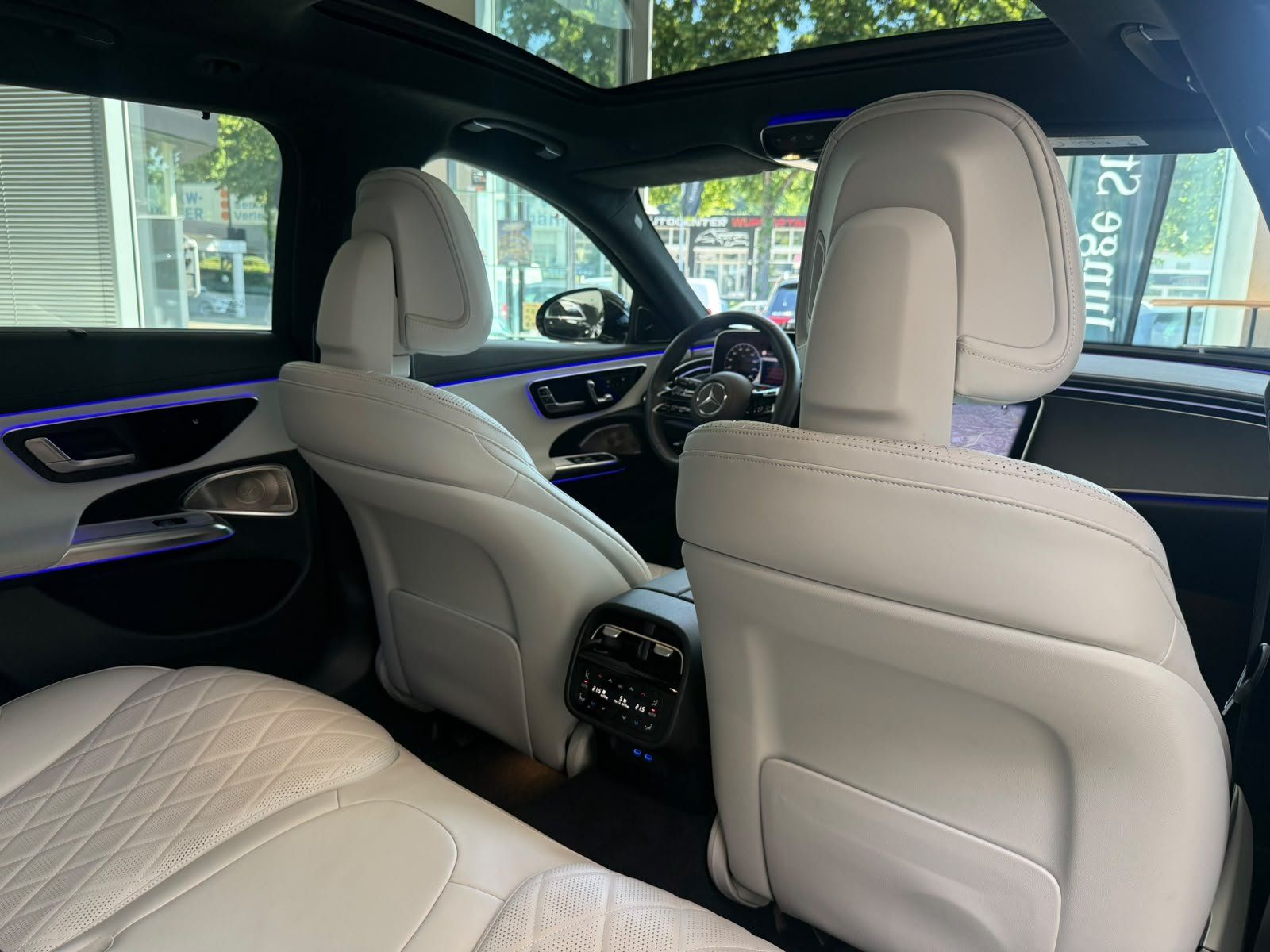Fahrzeugabbildung Mercedes-Benz E 450d 4M T AMG+STDHZ+HUD+PANO+AIRMATIC+BURM4D