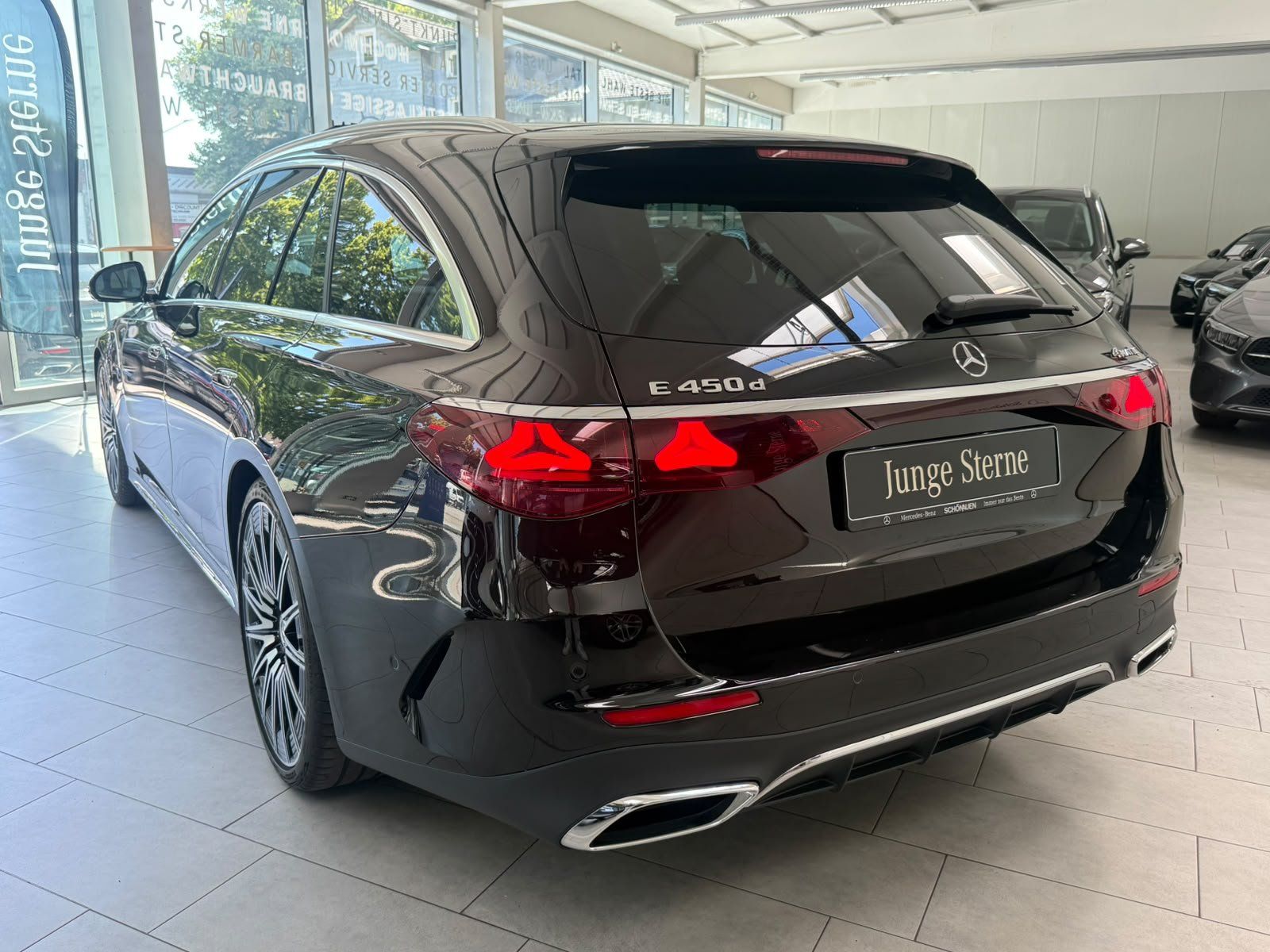 Fahrzeugabbildung Mercedes-Benz E 450d 4M T AMG+STDHZ+HUD+PANO+AIRMATIC+BURM4D