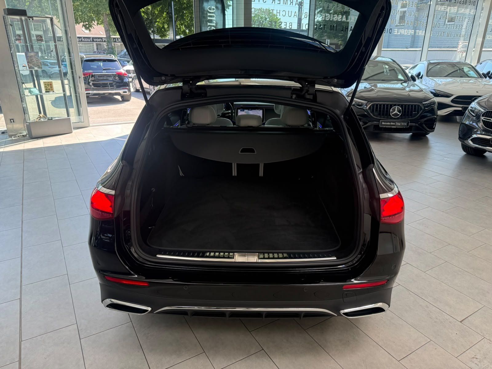 Fahrzeugabbildung Mercedes-Benz E 450d 4M T AMG+STDHZ+HUD+PANO+AIRMATIC+BURM4D