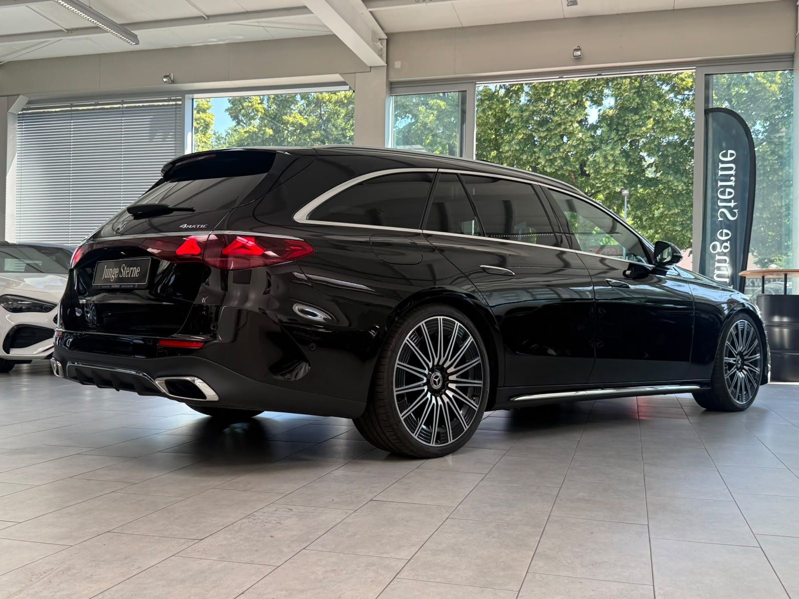Fahrzeugabbildung Mercedes-Benz E 450d 4M T AMG+STDHZ+HUD+PANO+AIRMATIC+BURM4D