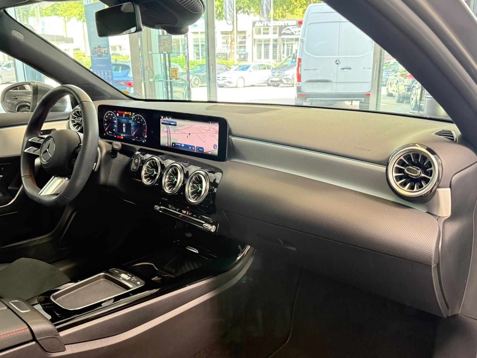 Fahrzeugabbildung Mercedes-Benz A 200 AMG+PANO+MBEAM+360°+DISTR+KEYLESS+TOTW+DAB