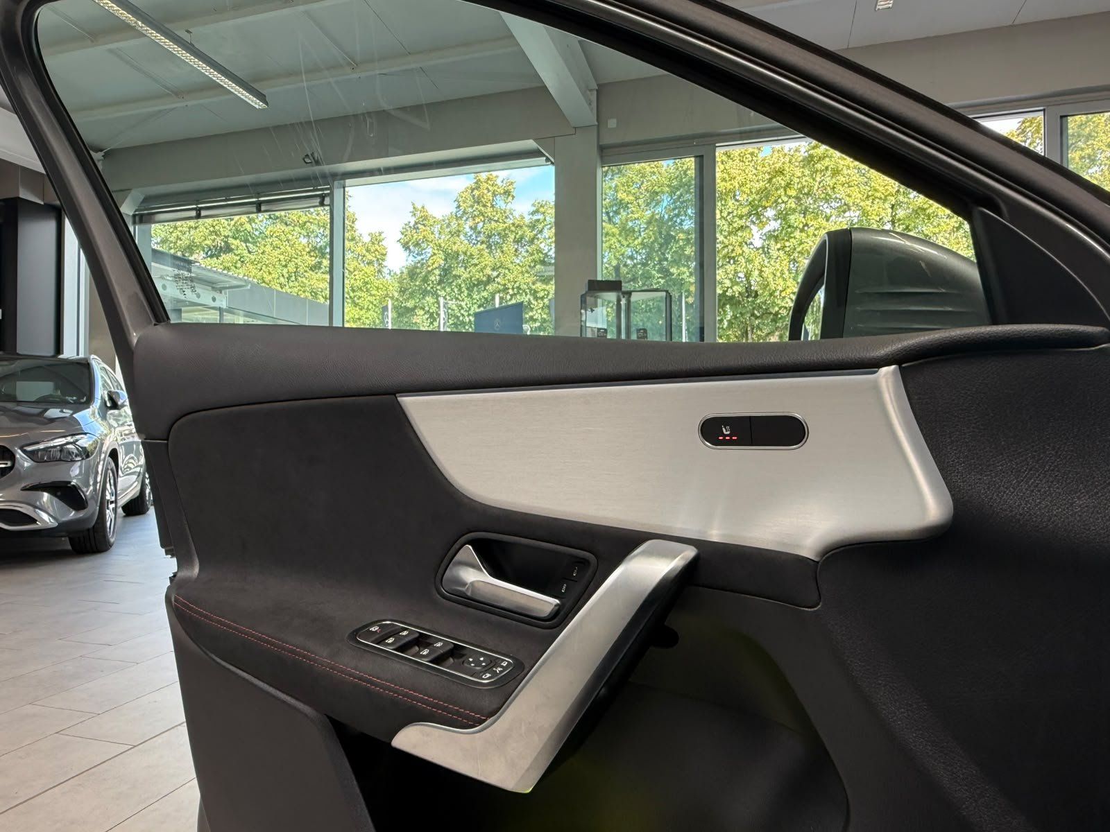 Fahrzeugabbildung Mercedes-Benz A 200 AMG+PANO+MBEAM+360°+DISTR+KEYLESS+TOTW+DAB
