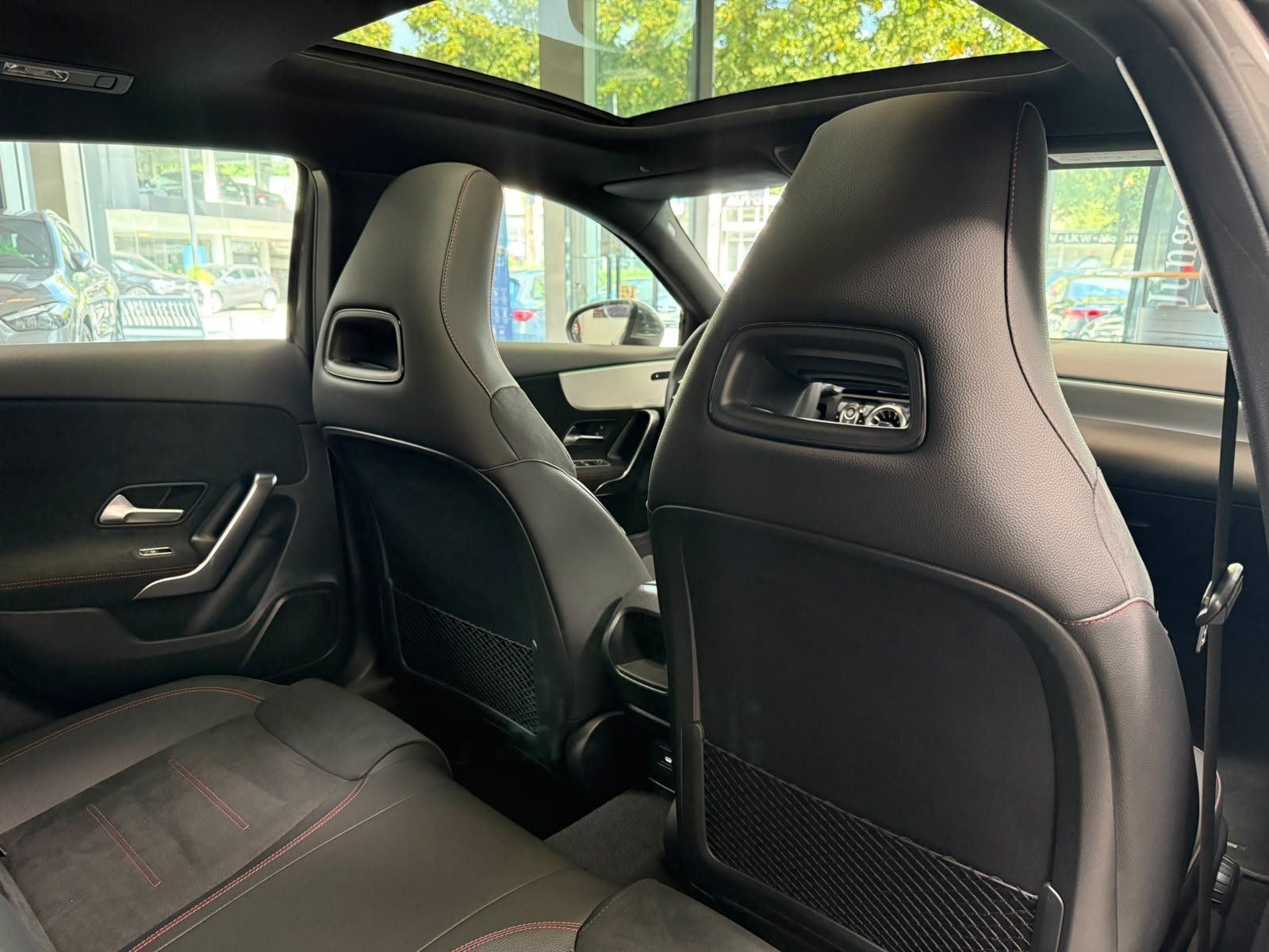 Fahrzeugabbildung Mercedes-Benz A 200 AMG+PANO+MBEAM+360°+DISTR+KEYLESS+TOTW+DAB