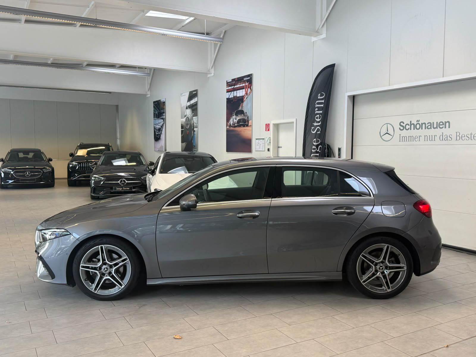 Fahrzeugabbildung Mercedes-Benz A 200 AMG+PANO+MBEAM+360°+DISTR+KEYLESS+TOTW+DAB