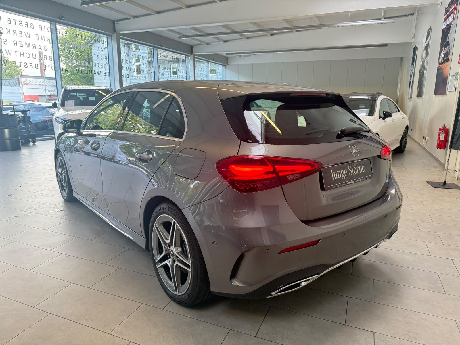 Fahrzeugabbildung Mercedes-Benz A 200 AMG+PANO+MBEAM+360°+DISTR+KEYLESS+TOTW+DAB
