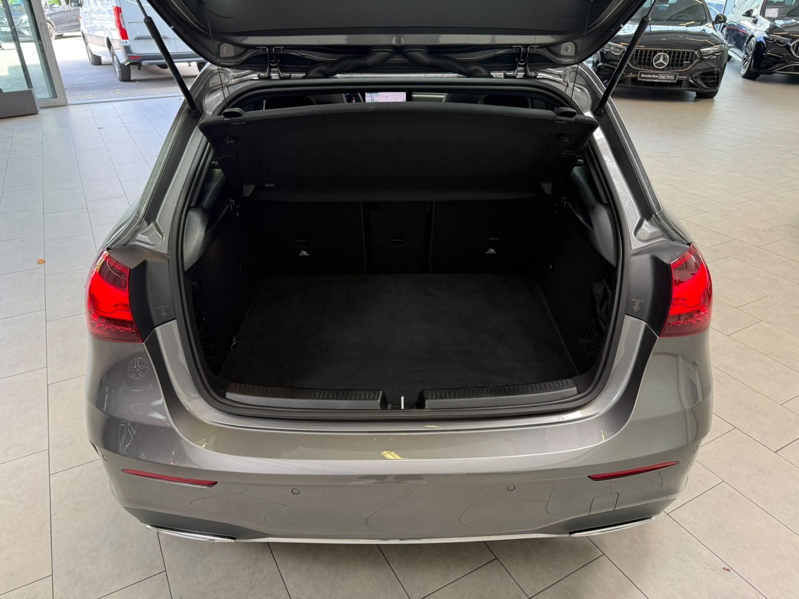 Fahrzeugabbildung Mercedes-Benz A 200 AMG+PANO+MBEAM+360°+DISTR+KEYLESS+TOTW+DAB