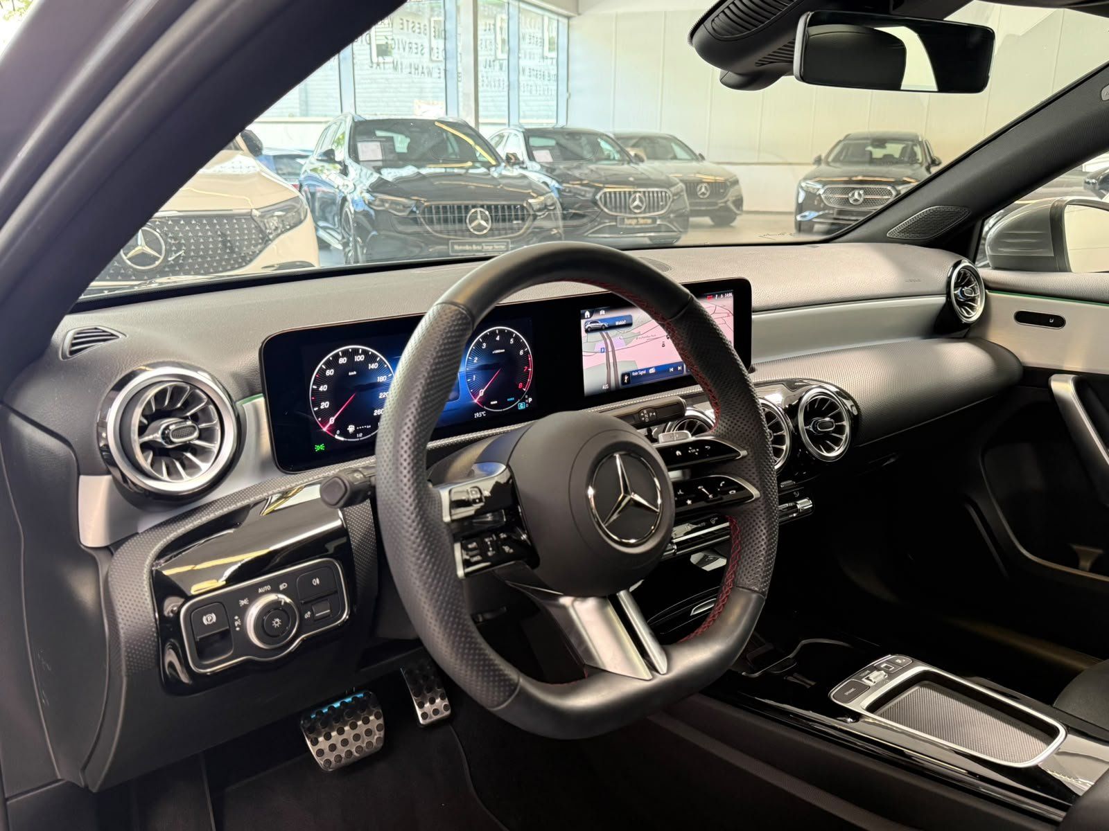 Fahrzeugabbildung Mercedes-Benz A 200 AMG+PANO+MBEAM+360°+DISTR+KEYLESS+TOTW+DAB