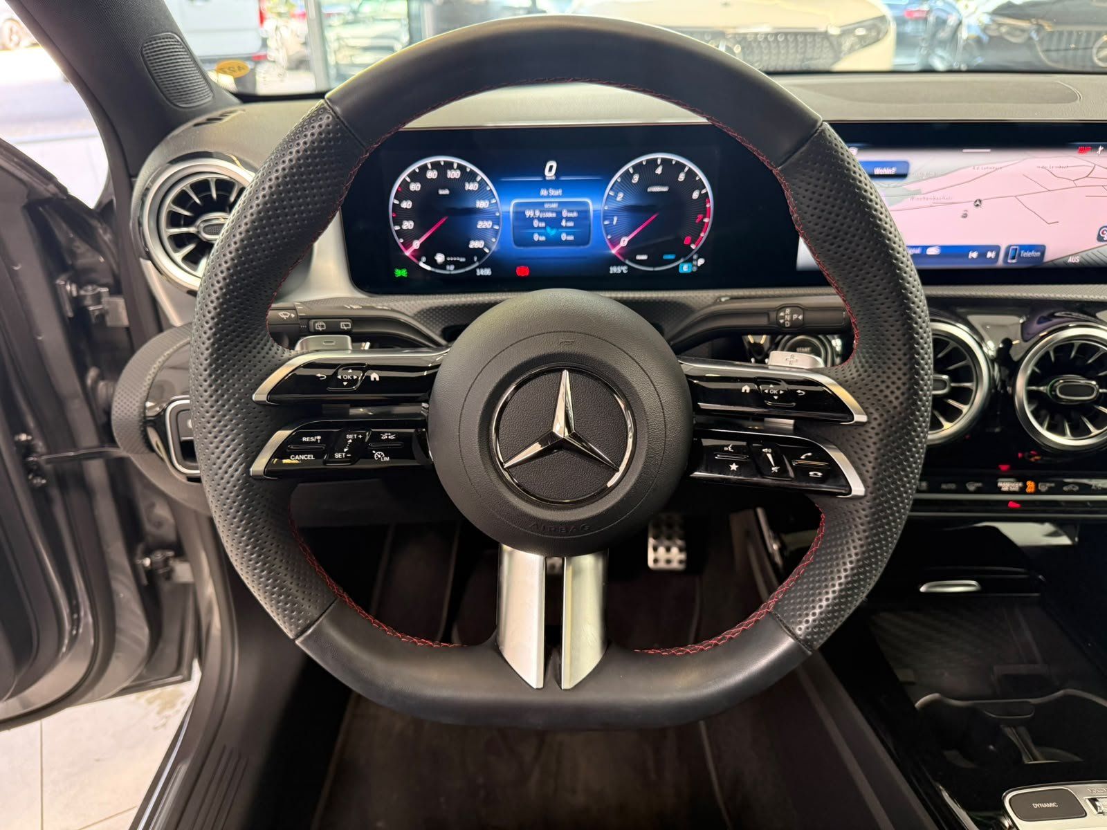 Fahrzeugabbildung Mercedes-Benz A 200 AMG+PANO+MBEAM+360°+DISTR+KEYLESS+TOTW+DAB