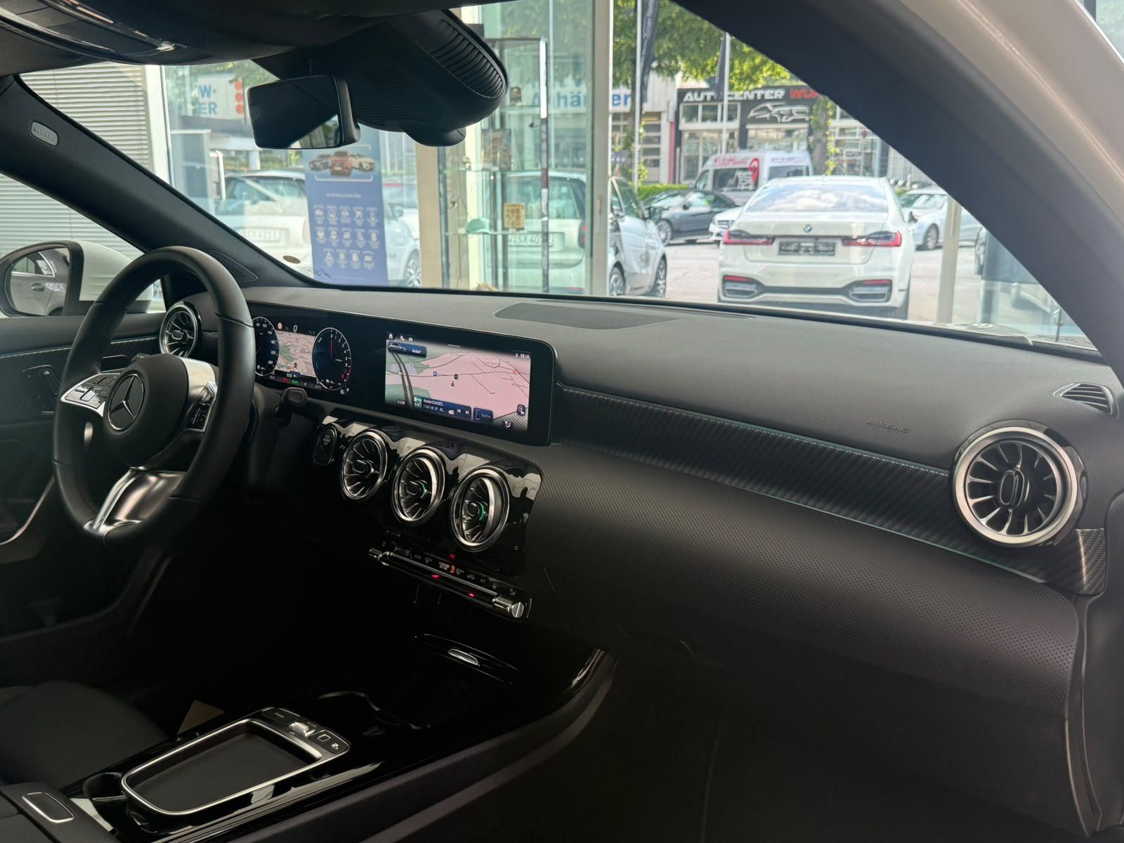 Fahrzeugabbildung Mercedes-Benz A 250e MEMORY+AC11KW+LED+KEYLESS+AMBIENTE+DAB